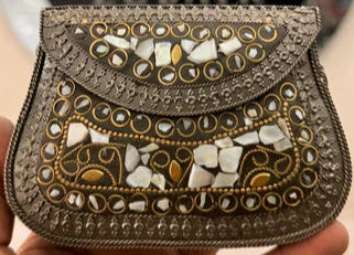 HandMade Indian Sippi Medium Clutch
